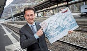 Tessin-Tourismus-Chef Elia Frapolli mit einem übergrossen Modell des Ticino-Tickets. (Bild: Gabriele Putzu/Keystone (Bellinzona, 29. November 2016))