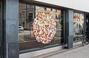 Das farbenfrohe Kunstwerk von Lara Marie Forrer. (Bild: Michael Zwimpfer)