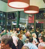 Zahlreiche Gäste probierten den ersten Schluck des Irish-Open-Air-Toggenburg-Biers in der Brauerei St. Johann. (Bild: PD)