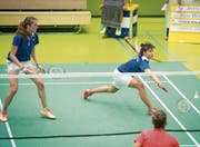 Jenny Stadelmann (rechts) und Aline Müller gewinnen das Doppel der Frauen beim 6:2-Heimerfolg über Yverdon. (Bild: Ralph Ribi)
