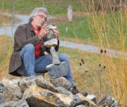 Martin Böhringer sucht die Balance und versucht, das unmöglich Scheinende wahr zu machen. (Bild: Monika von der Linden)