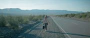 Auf der Reise durch die argentinische Wüste kommt Teresa in «La Novia del Desierto» das Gepäck abhanden. Das sorgt für Wirrungen. (Bild: Outnow)