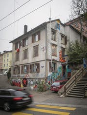 Die Bauvisiere vor dem Rümpeltum stehen seit Jahren, doch gegen den Bau laufen Rekurse. (Bild: Ralph Ribi)