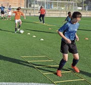 Fussballtrainings für Mädchen auf der Sportanlage Rüti. (Bild: PD)