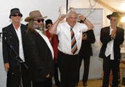 Immer zu einem Spass aufgelegt: Hans Bachmann (Mitte) wurde von der «PSA Blues Band» mit einem selbst komponierten Song verabschiedet. Seine Mitarbeiterinnen und Mitarbeiter sangen dabei von seinen Eigenheiten. Dabei erwähnten sie neben dem Schöggeliverteilen und dem Sammeln von Cumulus-Punkten besonders, dass er aus seinem liebsten Ferienland Norwegen jeweils Rentier-Geweihe mit nach Hause nehme. (Bilder: Hansruedi Kugler)