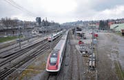 Fernverkehrszüge fahren wohl auch künftig nur zum Parkieren an den Bahnhof St. Fiden. (Bild: Urs Bucher)