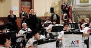 Gemeinsam mit den Gastinterpreten (hinten von links) Adrian Eugster, Trompete, Peter Lenzin, Saxofon, Britta T, Gesang, und Daniel Untersander, Dudelsack, präsentierte der Akkordeon-Club Altstätten-Berneck ein erfolgreiches Jubiläumskonzert. (Bild: Max Pflüger)