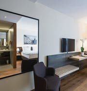 In jedem der 83 Zimmer gibt es ein Doppelbett und einen Fernseher. (Bild: Ralph Ribi (Ralph Ribi))