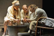 Über der Kartoffel lässt sich's herrlich philosophieren, erzählen und zweifeln: Szene aus der «Kartoffelkammer» in der Kellerbühne St. Gallen. (Bild: Hanspeter Schiess)
