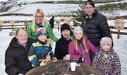 Mathias Seger, Mitte: Gruppenbild mit der Familie. Oben links Cousine Susanne Gregorin. Sie hat das Treffen mit dem Eishockeystar ermöglicht. (Bilder: Beat Lanzendorfer)