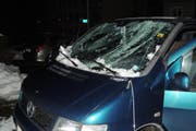 Die Frontscheibe des Wagens wurde zerstört. (Bild: Stapo SG)