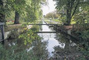 Gutes Bauen Ostschweiz: Murgwiesen Frauenfeld mit Pavillon Murgwiese und Fluss Murg, Kanal, Betonstege (unfertig), Platz vor dem Regierungsgebäude und Meitli Brunnen mit Bank in der Altstadt. (Bild: Hanspeter Schiess)