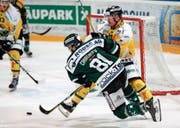 Oltens Jewgeni Schirjajew erzielt an Cam Braes vorbei das 4:3 in der Verlängerung des fünften Playoff-Spiels. (Bild: Marc Schumacher/Freshfocus)