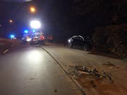 Der Autofahrer kam von der Strasse ab, sein Auto erfasste auf dem Geh- und Radweg den Velofahrer. (Bild: Kapo)