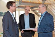 Gemeindepräsident Roman Habrik nimmt die Unterschriftenbögen von Damian Kalbermatter und Thomas Feller entgegen (von links). (Bild: Beat Lanzendorfer)