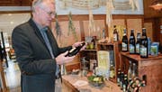 Karl Locher freut sich über die neuste Kreation seiner Brauerei: das erfrischende Ginger Beer. (Bilder: Karin Erni)
