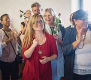 Maria Pappa (ganz in Rot) freut sich am Sonntag im Waaghaus offensichtlich über ihr gutes Resultat im ersten Wahlgang für den Stadtrat. (Bild: Michel Canonica)