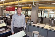 Geschäftsführer Markus Rusch in der Druckereihalle. Die 6-Farben-Druckmaschine (im Hintergrund) soll verkauft werden. (Bild: Roger Fuchs)