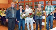 Ortsgemeindepräsident Ernst Schönauer (links) verabschiedete vier Personen, die sich um die Ortsgemeinde verdient gemacht haben, von rechts: Peter Graf, Gestaltungskommission; Bernadette Graf, Stimmenzählerin; Rita Rohner, GPK; Doris Litscher, Ortsverwaltungsrätin. (Bild: Kurt Latzer)