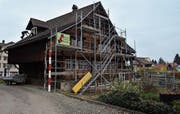 Die historischen Häuser am Eichelstock in Bütschwil werden seit vergangenem Mai renoviert. Im Bild ist das Haus Keller, in dessen unterem Geschoss derzeit eine Zweieinhalb-Zimmer-Wohnung bewohnbar gemacht wird. (Bild: Anina Rütsche)