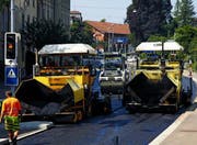 Die Asphaltfertiger, die den neuen Strassenbelag aufbringen, arbeiten zusammen mit den Walzen. Damit das Zusammenspiel der tonnenschweren Fahrzeuge unter ständigem Zeitdruck reibungslos klappt, braucht es Fahrer mit viel Erfahrung und Fingerspitzengefühl. (Bilder: Reto Voneschen)