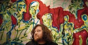 Jan-Piet Graf vor einem seiner grossformatigen Bilder – das im Gespräch während des Einrichtens der Ausstellung den Titel «Krisengipfel» bekommt. (Bild: Michel Canonica)
