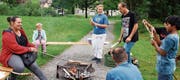 Gegen den Hunger gab es für Klein und Gross Schlangenbrot. (Bild: PD)