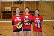 Jasmine Fiechter (Jahrgang 2000), Jasmin Kuch (2002) und Annouk Erni (2003) sind aktuell die drei grössten Talente, die bei Volley Toggenburg eine gute Ausbildung geniessen (v. l.). (Bild: Beat Lanzendorfer)