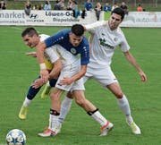Die Au-Bernecker Roger Meyer (links) und Andy Rodrigues stoppen ihren früheren Teamkollegen Ahmet Cetinkaya. (Bild: ys)