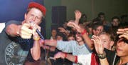 Knackeboul, einer der begnadetsten Schweizer Freestyle-Rapper, am Samstag im «Stoffel» Widnau. (Bild: Cécile Alge)