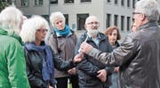 Gemeinderat Eddie Frei informierte vor dem ehemaligen Feuerwehrdepot über den Planungsstand «Marktplatzgestaltung». (Bilder: Andrea Häusler)