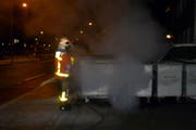 Die Berufsfeuerwehr löschte das Feuer. (Bild: Stapo SG)