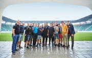 Trainingsleiter Daniel Tarone (Mitte) mit der gecasteten Mannschaft. (Bild: SGKB)