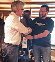 Walter Bücheli (rechts) dankte Thomas Halter, Leiter Betrieb der Appenzeller Bahnen, für sein Referat. (Bild: pd)