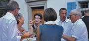 Kantonsrätin Marlen Hasler, Gatte Ernst, Schulratspräsident Hugo Fehr und Gattin Ruth machen Bekanntschaft mit dem Ehepaar Minetti.