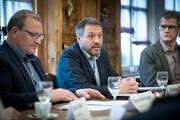 Daniel Lehmann flankiert von Elmar Hardegger, Präsident der CVP-Ortspartei und Parlamentarier Reto Mock. (Bild: Ralph Ribi)