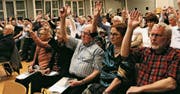 117 Bürger nahmen an der Versammlung teil. Das entspricht einer Stimmbeteiligung von 4,56 Prozent. (Bild: Seraina Hess)