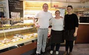 Daniel und Denise Eschenmoser mit Gjilisha Zhuta, Mitarbeiterin Verkauf in Widnau (von links). (Bild: mia)