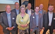 Die Referenten und Diskussionsteilnehmer des Abends (von links): Nick Huber, Ivo Riedi, Felice Baumgartner, Remo Kluser, Simon Schwerzmann, Peter Kobler und Gregor Loser. (Bild: Ulrike Huber)