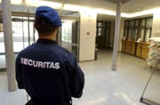 Securitas-Mitarbeiter sorgen für Sicherheit - ab und an geraten einige von ihnen aber selber in die Schlagzeilen. (Bild: Keystone (Symbolbild))