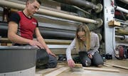 Lernende der Oberhänsli AG führten auch Schülerinnen in die Arbeiten des Handwerkerberufs ein. (Bild: PD)