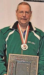 Silbermedaille und grosser Zinnteller für Josef Kläger. (Bild: Swiss Shooting)