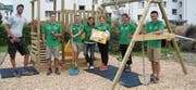 Mitarbeitende der St. Galler Kantonalbank engagierten sich für die Spielplätze der Kita Bärehuus in Wattwil. (Bild: PD)