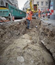 Mauerreste des Multertors im Graben der Leitungsarbeiten. (Bild: PD)