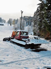 Die Anfänge beim Skilift Tanzboden sind gemacht. Das Pistenfahrzeug jedenfalls steht bereits in den Startlöchern. (Bild: Sabine Schmid)