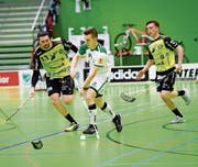 Die Handballer St. Otmars (in Gelb) wehrten sich tapfer gegen die NLA-Unihockeyspieler. (Bild: Ralph Ribi)