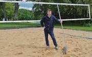 Ramon Mösle auf dem Beachvolleyballfeld im Freibad Uzwil. Auch dieses muss vor dem Battle noch präpariert werden. (Bild: Chris Gilb)