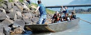 Die Jugendlichen, die eine Ausfahrt im Rhein genossen, hatten sichtlich Spass: Der Pontonier-Fahrverein Oberriet hofft, sie für ihren Sport in der Natur begeistern zu können, und lädt zu Probetrainings ein. (Bild: pd)