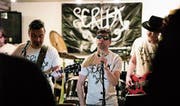 Gastsänger Joe (Mitte) unterstützt Serum beim Auftritt im «Storchen» in Lichtensteig. (Bild: Sascha Erni)