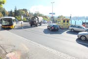 Die Fahrerin des silbernen Autos hatte keinen Vortritt und übersah das von links herannahende Postauto. Es kam zur Kollision. (Bild: Kapo SG)